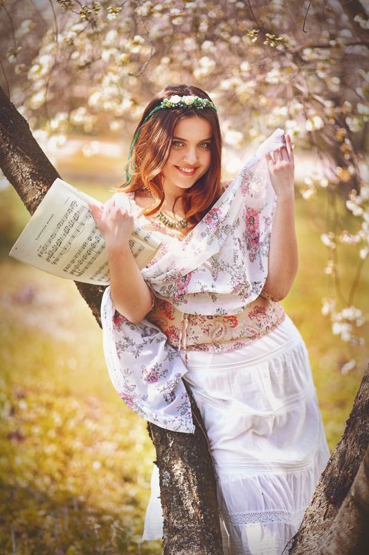 музыка ноты девушка цветы май весна венок Весенняя музыка фото превью