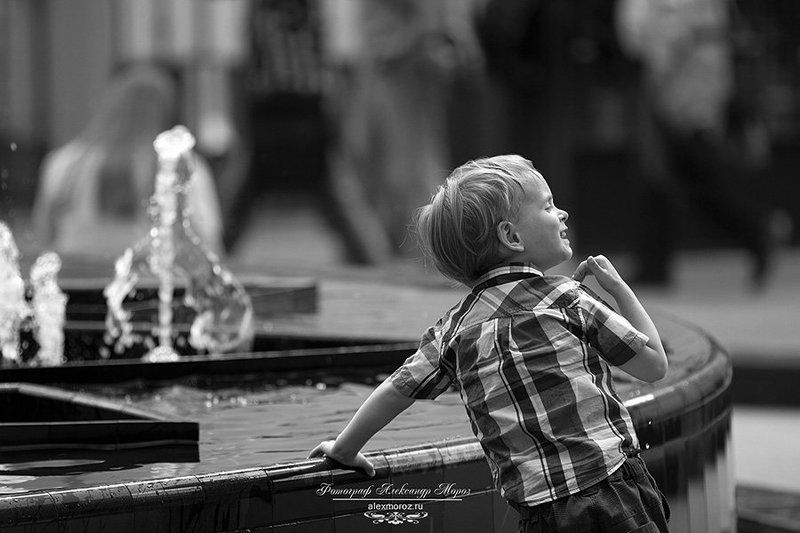 У фонтана фото превью
