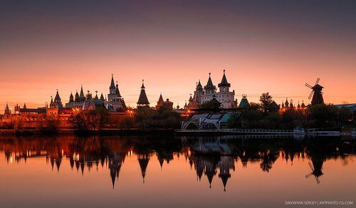 Там на неведомых дорожках стоит избушка на курьих ножках...