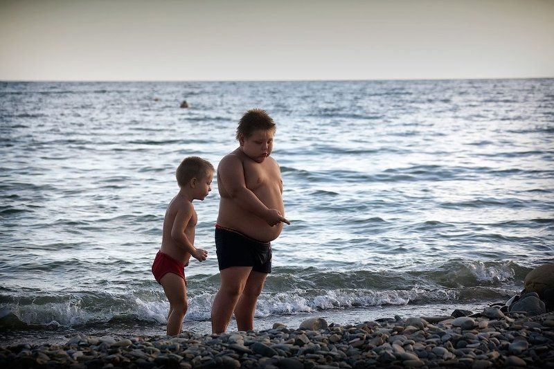 море пляж дети камни вечер Здесь есть клад... фото превью