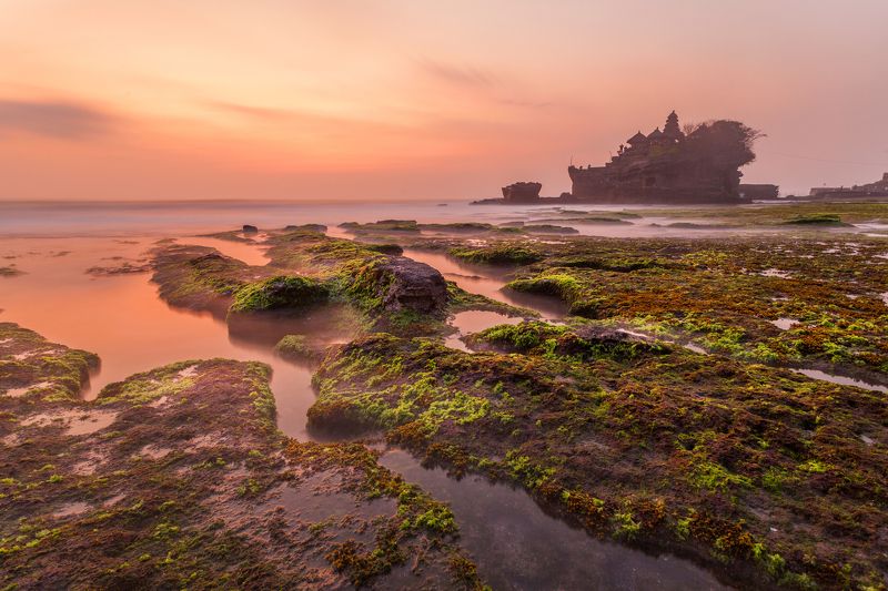 закат, пляж, отлив, небо, большая выдержка, океан, вода, цвета, свет, sunset, beach, Bali, Indonesia, Tanah Lot Temple, temple, low tide, water, ocean, colors, sky Танах Лот на закате фото превью