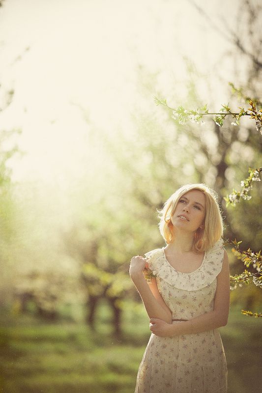 весна сад девушка солнце тепло платье Татьяна фото превью