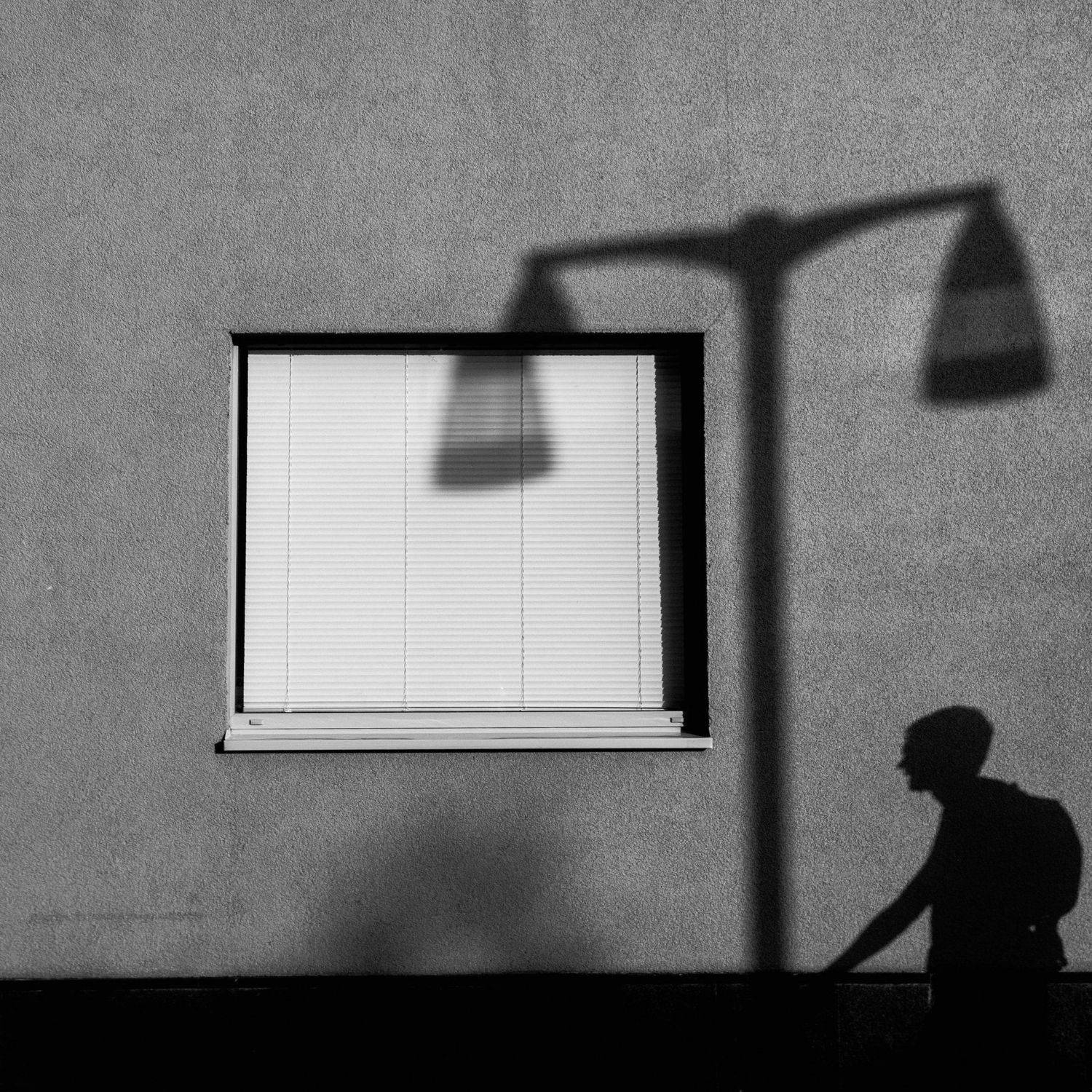 фонарь, тень, мужчина, город, окно, masyaxa