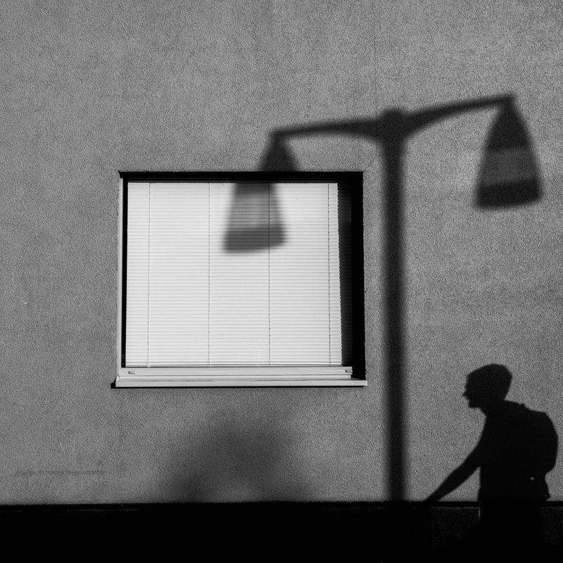 фонарь, тень, мужчина, город, окно Тени в городе фото превью