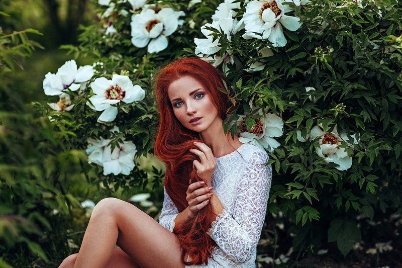 Весна, Веснушки, Волосы, Пионы, Портрет девушки, Рыжая, Сад, Цветы пионы фото превью