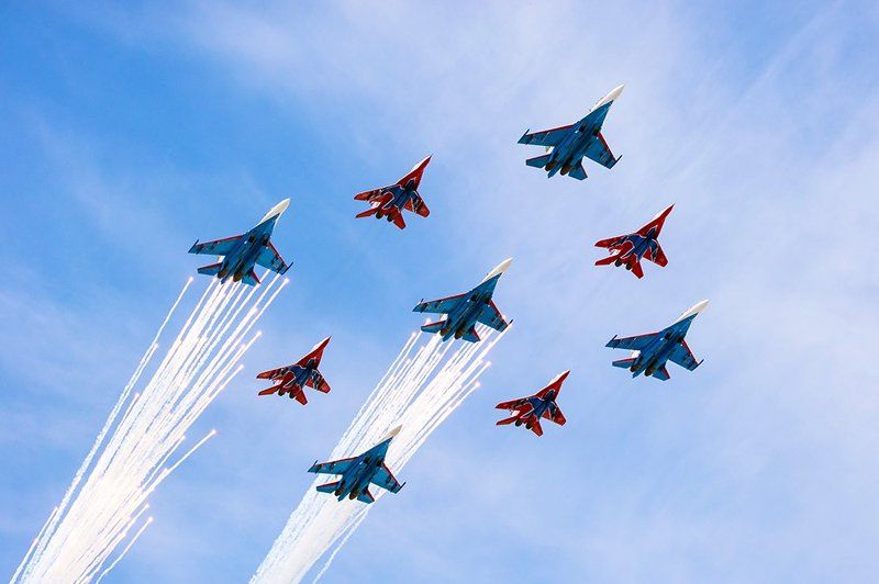 Российские летчики поздравили ветеранов с Днем Победы фото превью