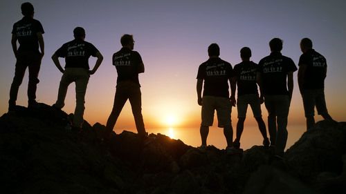 Групповой портрет в контровом свете восходящего солнца