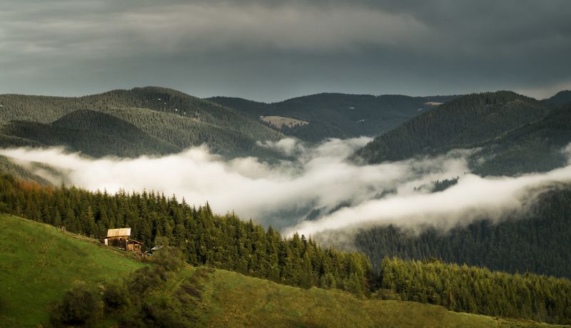 A small house in the mountain фото превью