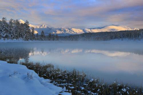 Озеро в морозной дымке