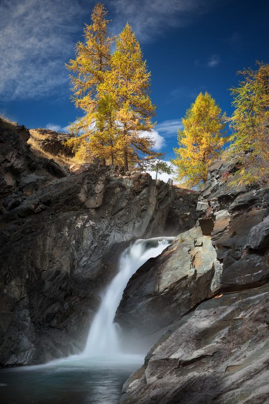 пейзаж, природа, водопад, поток, вода, течение, река, скалы, камни, путешествия, осень, пихта, высокий, падает, ущелье, горы, дерево, голубой, храм, святилище, кокоря, алтай Водопады Кокоря фото превью