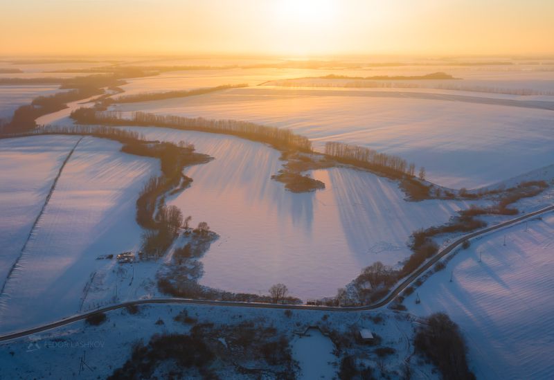 Белгородская область, Белогорье, зима, зимнее, закат, золотой, снежное, пруд, пруды, водоёмы, поля, белое, тени, синий,  Заснеженная земля на закате фото превью