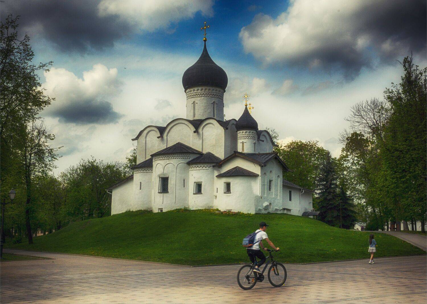 храм велосипедист девочка облака, Вера Петри