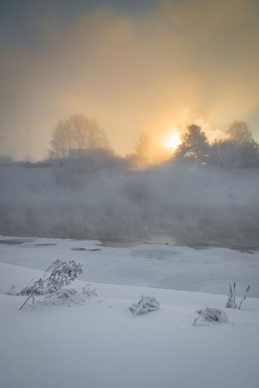 Утром на берегу реки. фото превью
