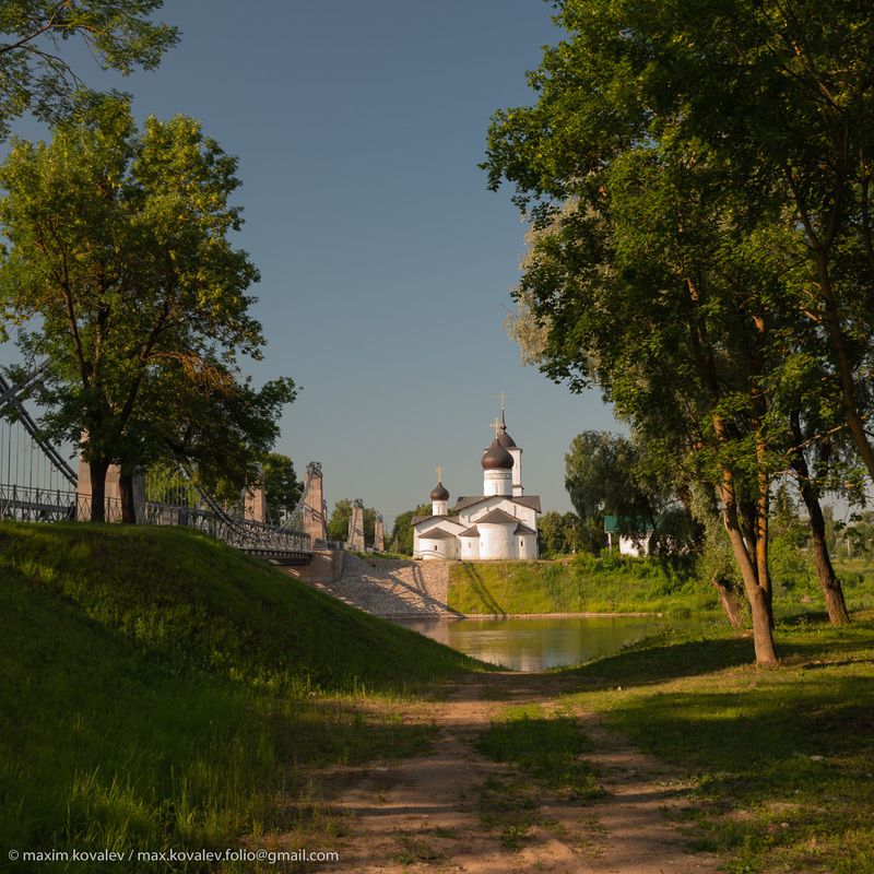 Europe, Ostrov, Pskov region, Russia, Velikaya river, Великая река, Европа, Остров, Псковская область, Россия, церковь, Никольская, church, St. Nicolas, мост, bridge Летним утром в Острове фото превью