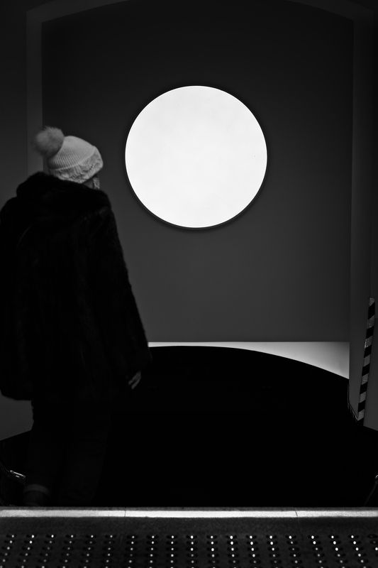 чб фото, метро, светильники, уличное фото Метро. Светильники фото превью