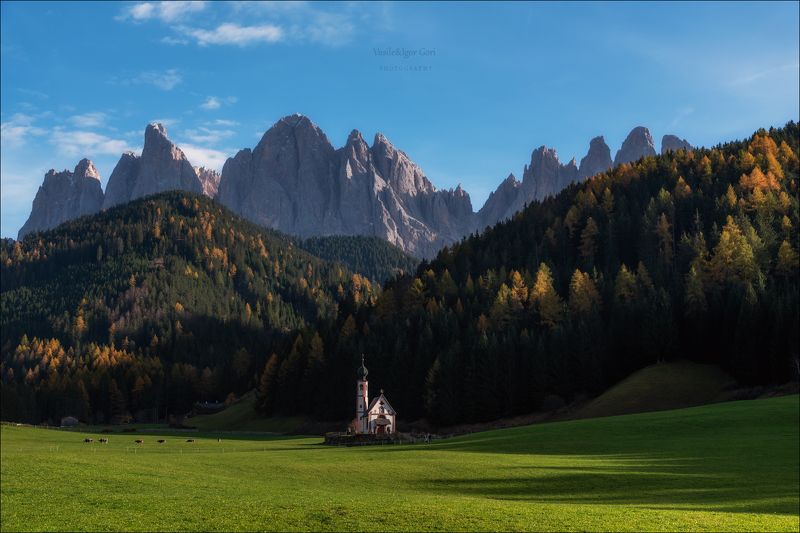 доломитовые альпы,santa maddalena,деревня,val di funes,осень,odle,италия,alps,ranui,san giovanni,церквушка,аlpine church Про коровок на дальнем плане фото превью