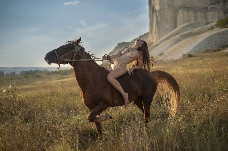 женский портрет, ню, жанровый портрет, природа, лошадь, горы Rider фото превью