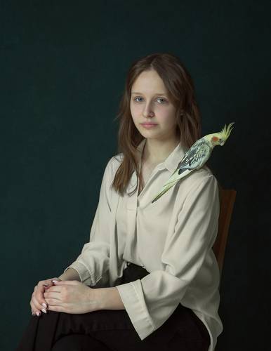 Портрет девушки с попугаем