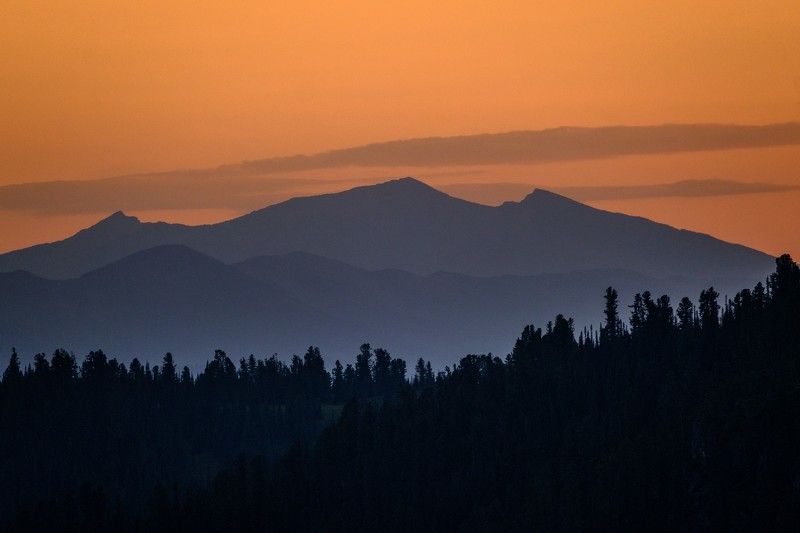 горы, закат, слои Многослойность Саян фото превью
