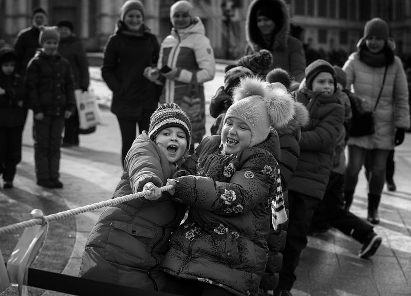 чб фото, уличное фото, дети,  праздник, масленица Масленица. Перетягивание каната фото превью