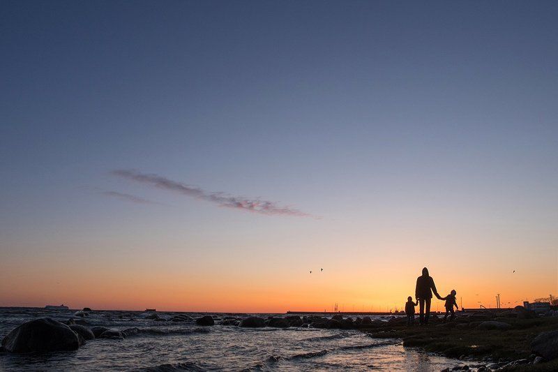 Закат, Море, Небо, Семья За горизонт фото превью