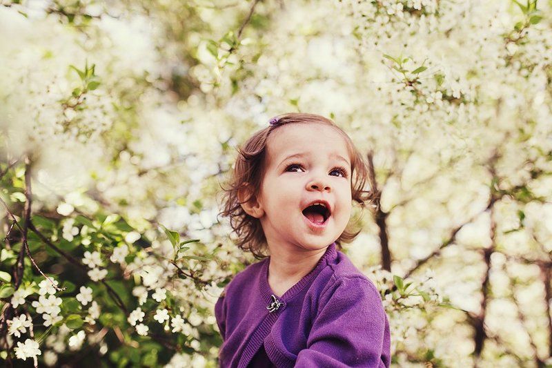 девочка, малышка, эмоции, радость, цветы, сад Красота вокруг фото превью