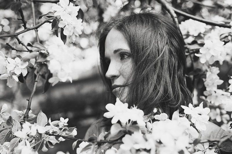 девушка, портрет, чб, цветы, яблоня Когда яблони цветут фото превью