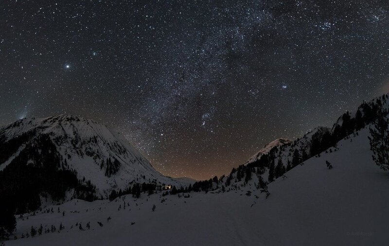 Vihren hut (1950) and Todorka peak (2746) in the quiet winter night фото превью
