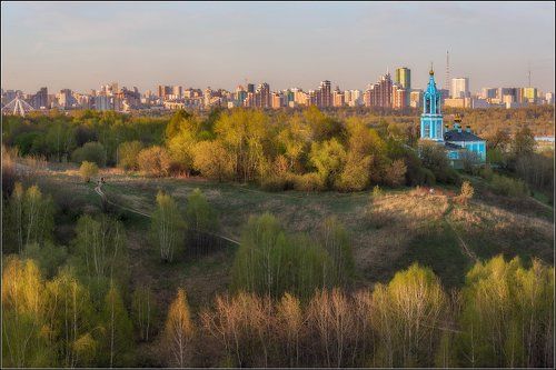 Четверо на дорожке и двое на пригорке