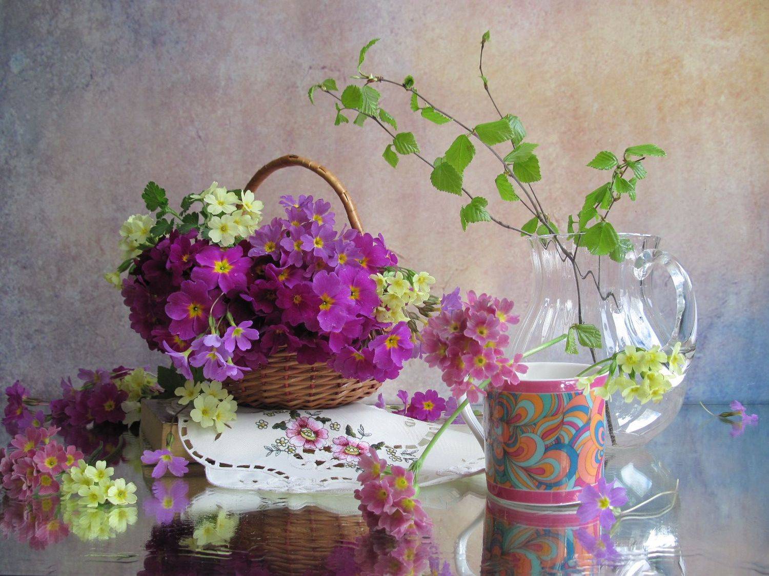 цветы, букет, примула, ветки, берёза, корзина, кувшин, кружка, салфетка, книга, Наталия Тихомирова