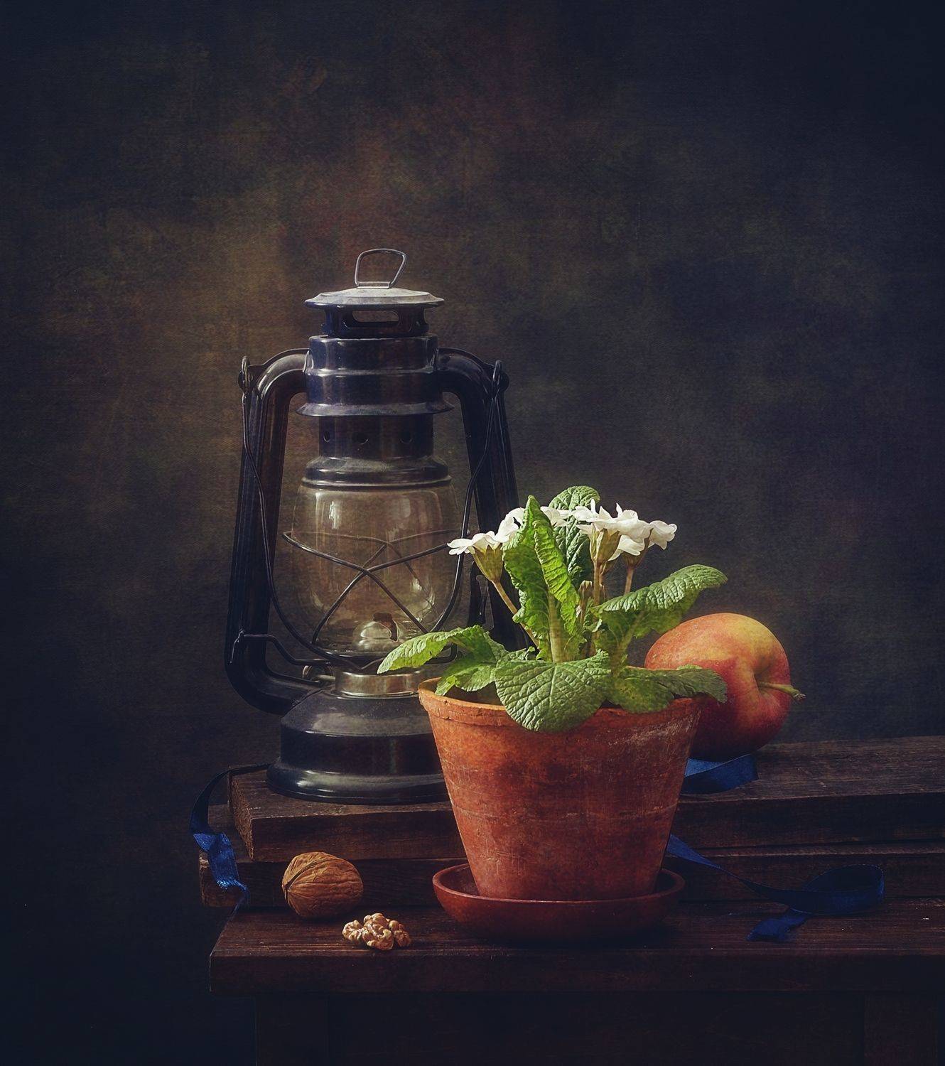 натюрморт,весна,примула,цветы,лампа,яблоко, Наталия К