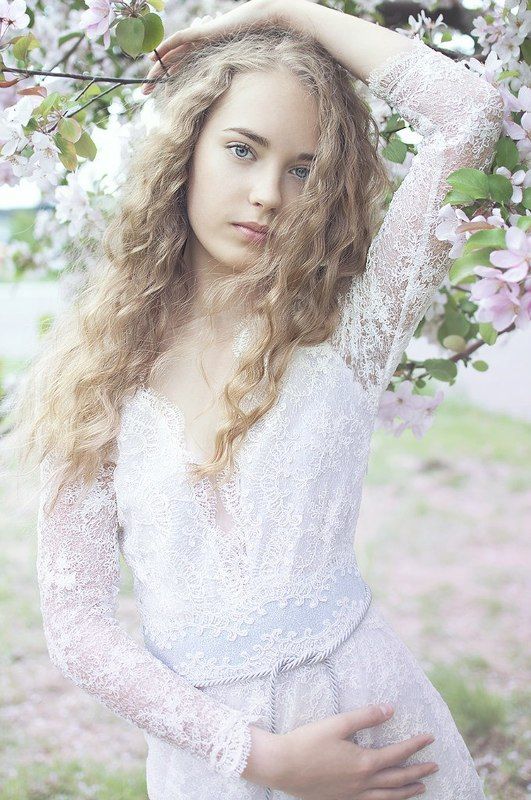 В яблоневом саду фото превью