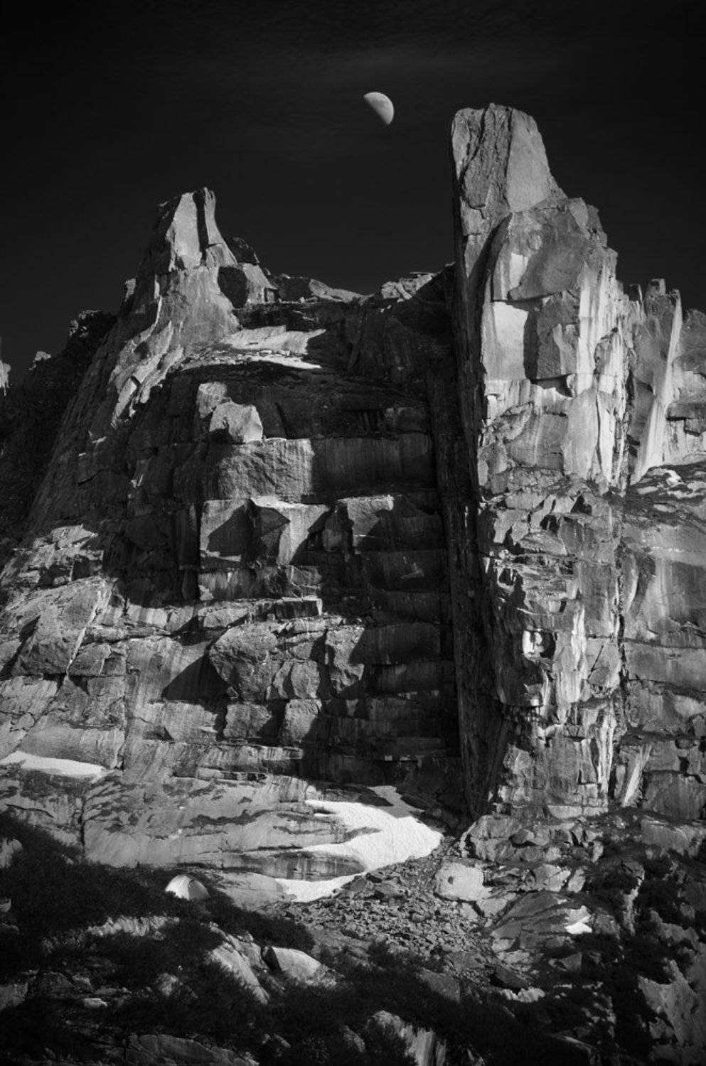 пейзаж, природа, чб, черно-белое, скалы, пики, высокий, большой, камни, стена, луна, палатка, Дмитрий Антипов