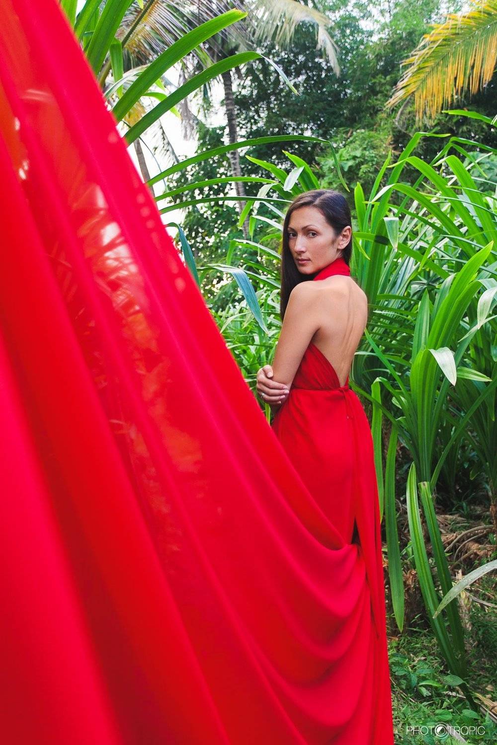 путешествие, свадьба, невеста, образ, девушка, платье, елен цай, elen tsay, бали, wedding, счастьее, нежность, любовь, азиатка, грация, красота, водопад, культура, традиции, красный, ветер, asia, Japan