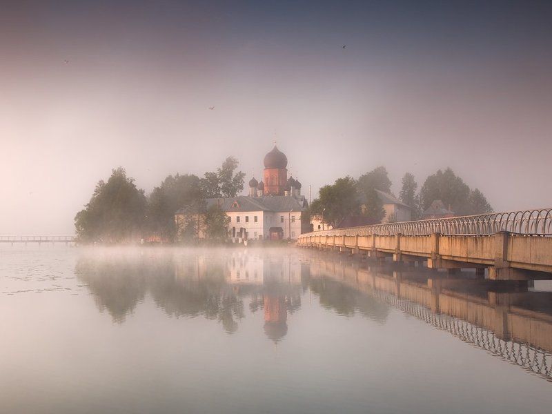 Введенское, Вятское, Монастырь, Озеро, Отражение, Туман Штору тумана приподняв над водой фото превью