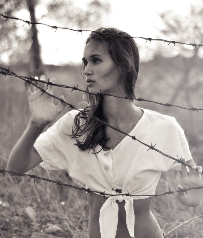 Black and white, Evening, Frontier, Girl, Portrait, Thorns, Urban Frontierre фото превью