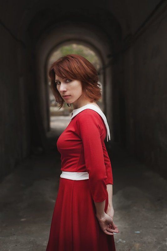 Девушка в красном. фото превью