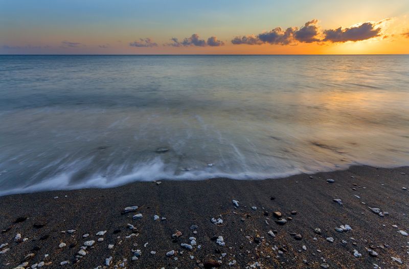 рассвет, камни, вода, океан, Амед, Бали, Индонезия, небо, облака, луч света, sunrise, sun ray, stone, water, waterscape, ocean, beach, Bali, Indonesia, Amed, Бали, Индонезия Черный песок фото превью