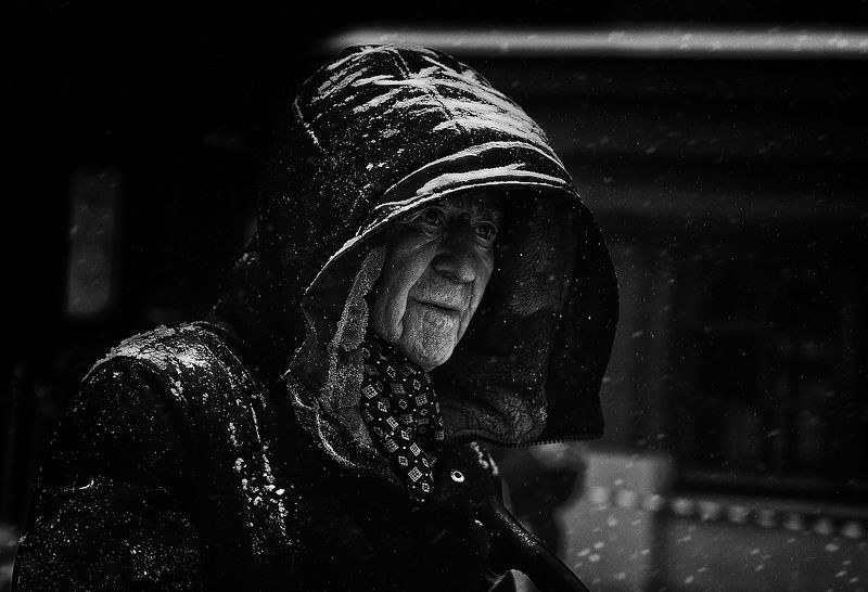 чб фото, уличный мужской портрет, прохожий Снег, прохожий фото превью