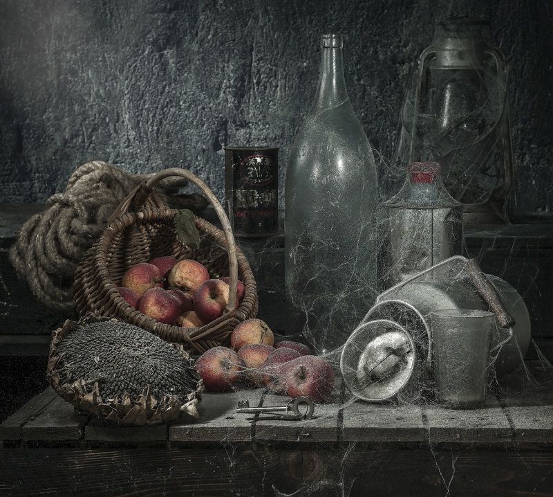 сарай, паутина. В старом сарае ночью лунной фото превью