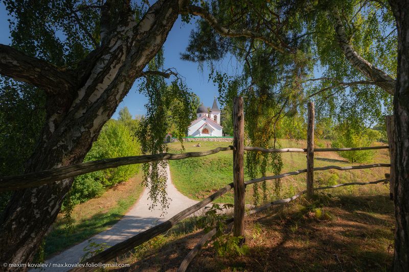 Europe, Russia, Tula region, architecture, building, church, fence, temple, Бёхово, Европа, Россия, Троицы Живоначальной церковь, Тульская область, архитектура, здание, ограда, солнечно, храм, церковь Начало осени в Бёхове (1) фото превью