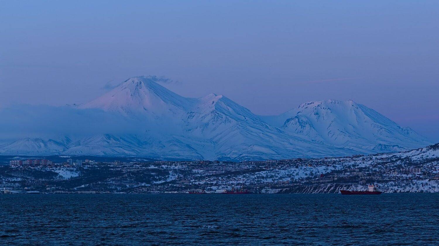камчатка, вечер, город, вулкан, рейд, судно, зима, Евгений Паршуков