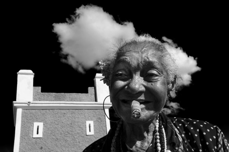 Cuba,  black and white,  smoking, smoke, clouds, street, woman  Smoking Cloud  фото превью