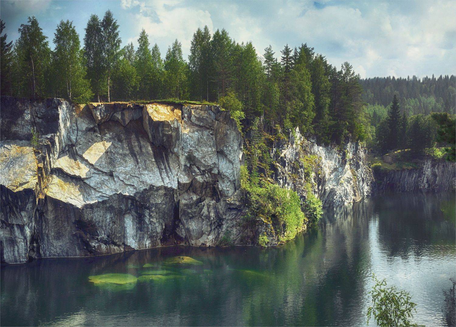 озеро скалы сосны ели, Вера Петри