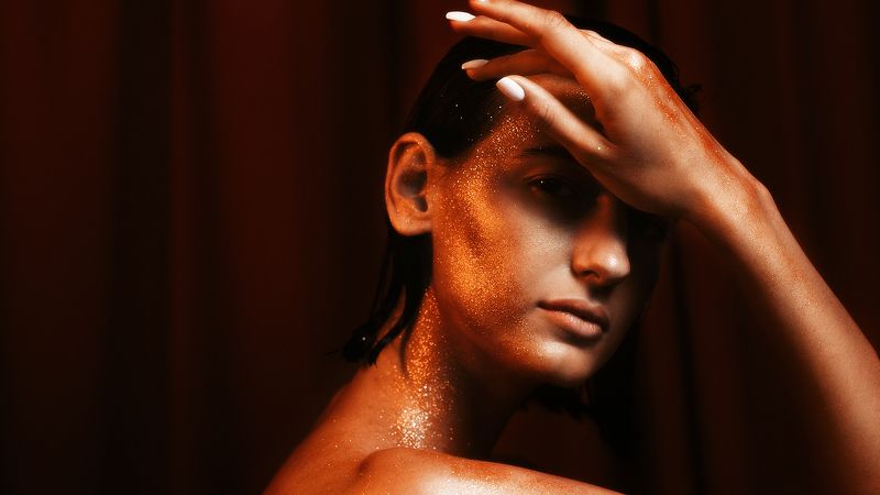 портрет, девушка, студия, золото, блестки, взгляд Золото фото превью