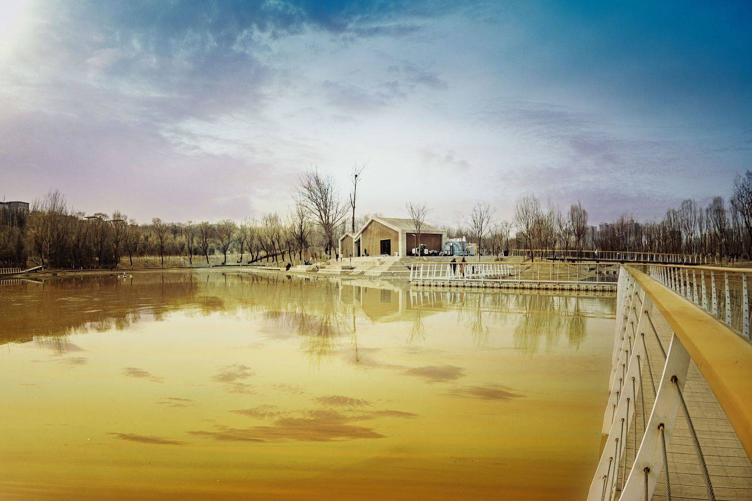 岸上小红屋, 吴 微雨墨烟鸿