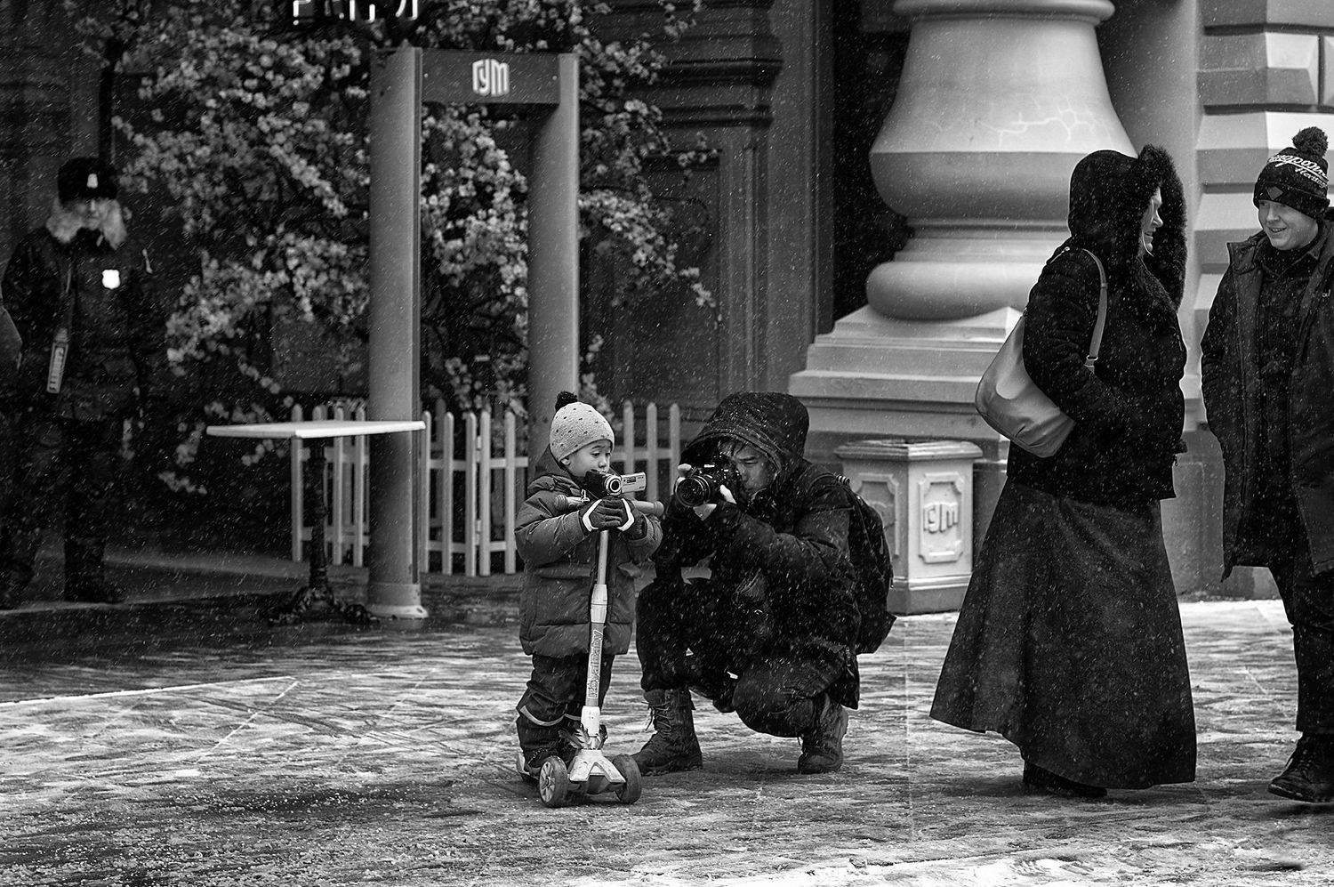 чб фото, фотографы и дети, гум, снег, Vera Trandina