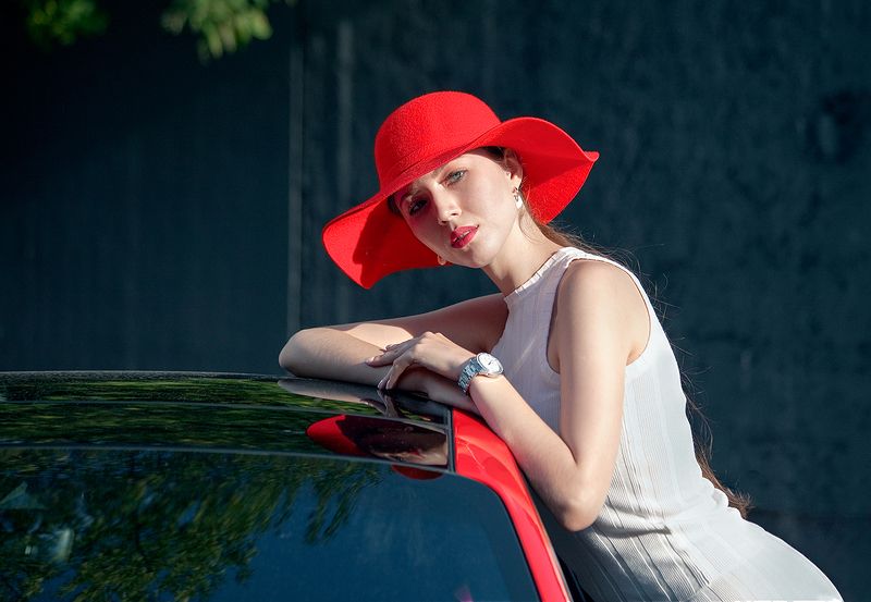 девушка,портрет,шляпка,красное На какой машине мне сегодня поехать к бабушке? :) фото превью