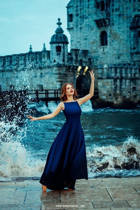 dancer, dance, palm, beach, belem, tower, queen, dark, sea, Portugal, Lisbon, waves, beauty, model, woman, blue, dress, feeling, beautiful, dark tower Dancer фото превью