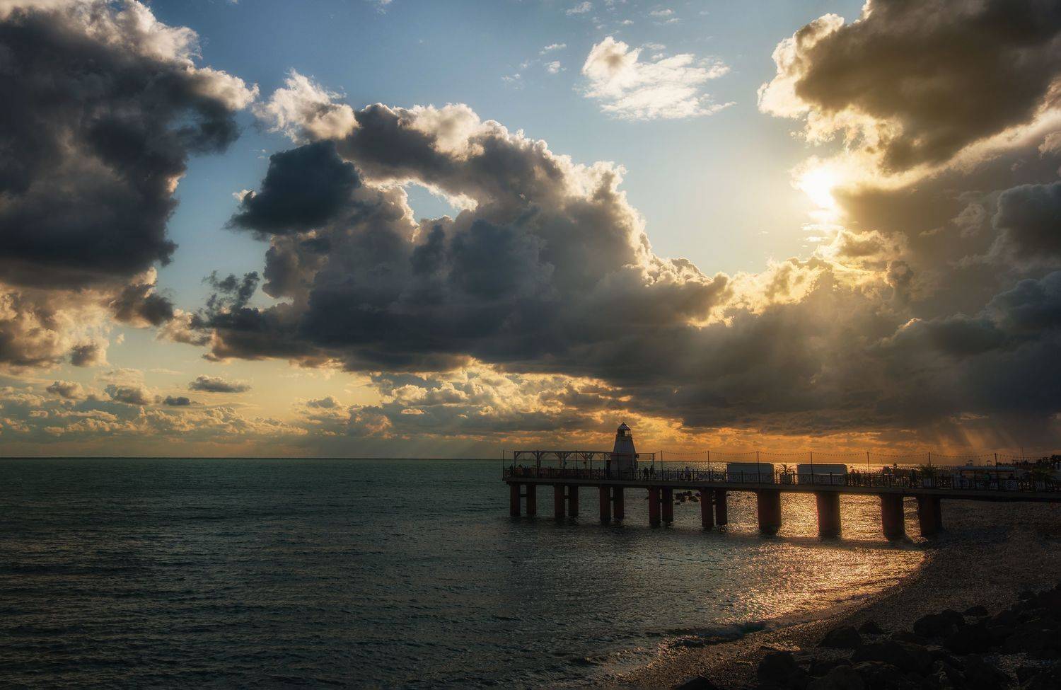 закат, небо, солнце, тучи, лучи, причал, море, курорт, Дмитрий Величко